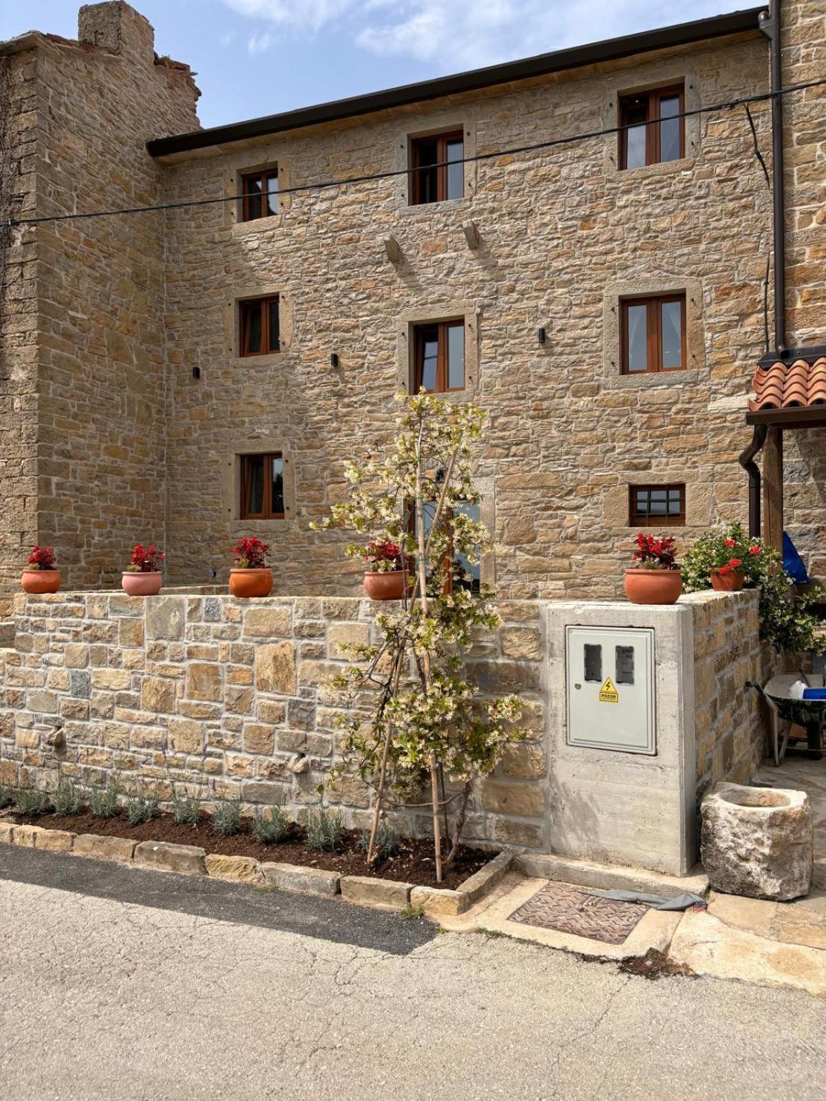 Apartments Groznjan Grožnjan Exterior foto